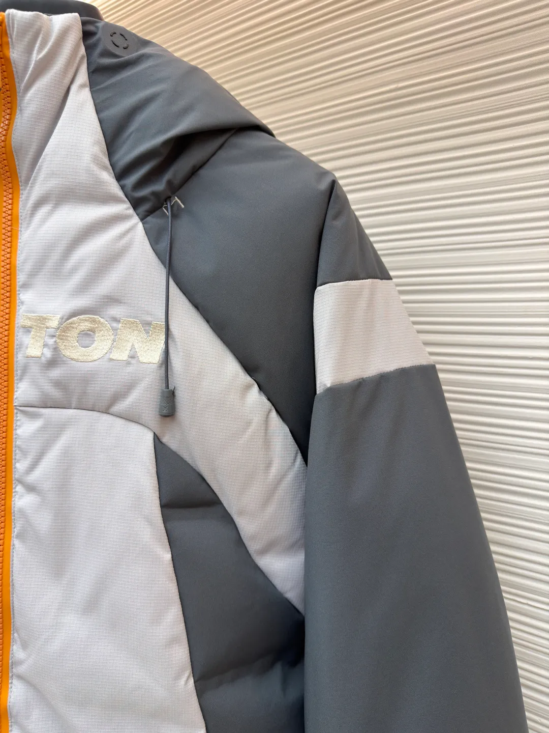 LOUIS VUITTON floral ski down jacket ●Original version: 39500 purchased and developed ●Item number: 1682156-F25 ●Fabric: white duck down fabric ●Technology: glue printing ●Color: blue gray ●Version: fitted version ●Weight: about 1405 grams ●Size: 48-50-52-54 ●Description: Customized 5-in-1 anti-velvet densely woven technical fabric And custom-dyed 3-in-1 double-thread anti-velvet plaid material. Every inch of fiber contains heavy warmth. It uses the new national standard 90 white duck down (welcome to test). It has a full amount of cashmere and is full of warmth. The minimalist gray and silver collision allows luxury to develop tension in calmness. Reconstructing winter luxury with cold-toned aesthetics. With the VUITTON three-dimensional embroidery on the chest and the quilted Monogram flower on the back as the core, double-sided interpretations of two iconic symbols are used to upgrade visual symbols into touchable art. With multiple built-in functional details, Louis Vuitton's travel spirit is fully expressed. Technology is integrated into the blood. Details define luxury. Using advanced computer control systems and precision mechanical components, Vuitton embroidery operations are achieved with high precision and smooth and delicate lines. Embossing composite technology uses computer scanning to ensure that the size and shape of the imprint are consistent with the original, and then uses special glue as an adhesive to combine and then solidify to achieve complete dryness and optimal bonding effect, using glue printing. The printing has been modified three times with the film screen. Use glue liquid paint to print the pattern on the fabric. Bake the fabric to fix the printed pattern, 3D three-dimensional quilting technology. With the help of the programming system of the CNC quilting machine, the down in different areas is accurately separated to ensure that the filling is evenly fixed after sewing. Avoid clumping or shifting. The overall wiring is straight and delicate, the fabric is comfortable and soft, and the color is consistent without color difference. It can be matched with the same style to create a fashionable look and control various occasions. Customized accessories, complete with three standards, same style for men and women!